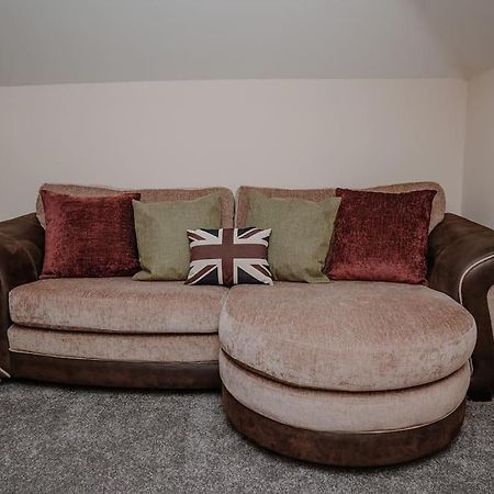 Lovely New 1 Bedroom Loft Apartment With On Drive Parking Троубридж Экстерьер фото