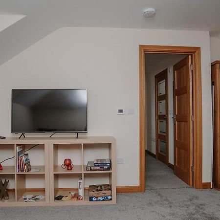 Lovely New 1 Bedroom Loft Apartment With On Drive Parking Троубридж Экстерьер фото