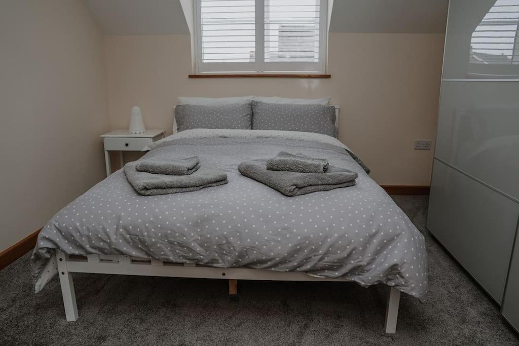Lovely New 1 Bedroom Loft Apartment With On Drive Parking Троубридж Экстерьер фото