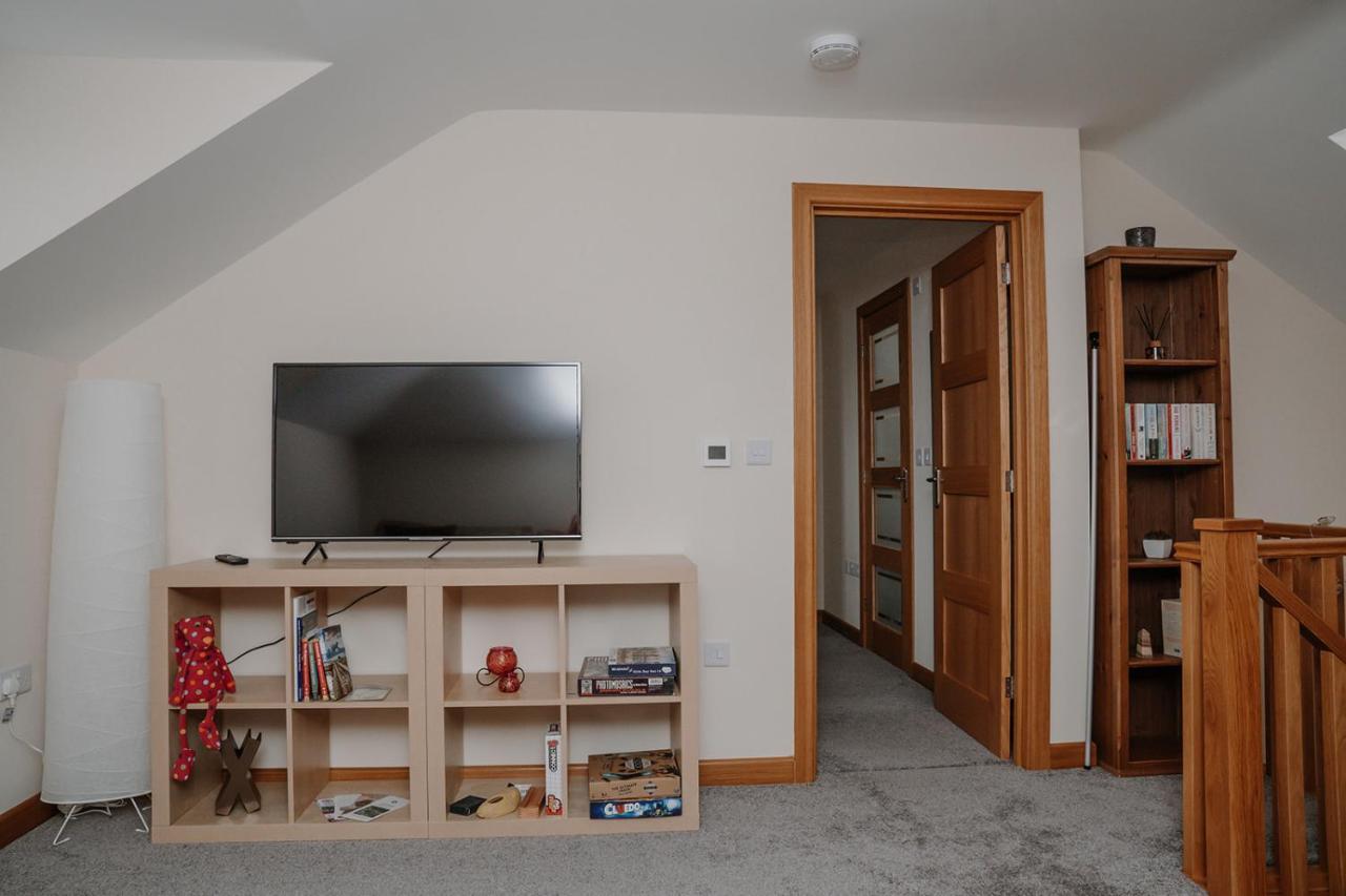 Lovely New 1 Bedroom Loft Apartment With On Drive Parking Троубридж Экстерьер фото